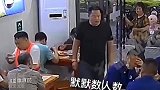 黑衣大哥就餐后，悄悄为消防员买单