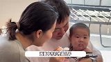 乔杉夫妇给三胎儿子喂辅食，宝宝脸型五官像极了爸爸，一家人共用一张脸
