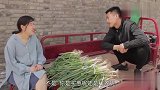 美女卖葱搞活动：买一送一，谁知却被小伙看出破绽，太搞笑了