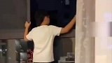 孩子关窗户不小心夹住手，却佯装淡定离开