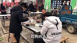农村赶大集，几十人露天喝狗肉汤！一口大锅一次能烧100多碗