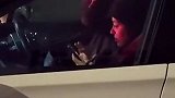 球迷拍到场外心情十分低落的德布劳内