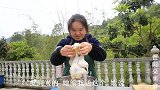 苗大姐朋友送的咸鸡，后院挖竹笋，苗族人都爱吃这菜