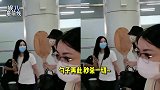 就吃一勺！金晨现身机场获粉丝送无敌大勺，感动到“灿笑不停”