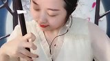 微胖的美女二胡拉得精彩好听，这样的才艺表演值得点赞！
