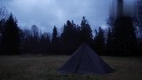 荒野大神露营生活，遇到狂风暴雨天气，躲帐篷里拿出所有装备保暖