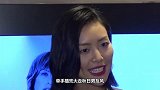 刘雯穿条纹拼接外套现身机场 轻松驾驭宽松牛仔走男友风