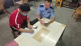 近日，云南芒市，女子让孩子坐汽车天窗被处罚。德宏交警 安全 芒市