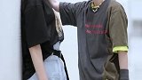 嗅觉敏锐，有外人在不好意思了