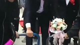 大婚当日新郎脚踏“两只船”，去迎接新娘，差一点摔倒！