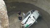 东莞一轿车撞上施工围蔽现场掉进深坑 3人受轻伤