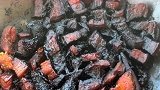 本来想着做一锅红烧肉，结果成了一锅黑烧肉！