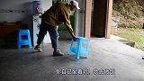 同学来家里玩，小谭拿出老腊肉和香肠配上萝卜干，同学吃三大碗饭