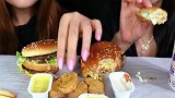 母女俩吃多汁牛肉芝士汉堡、黄金薯饼和奥利奥麦旋风，吃得真香