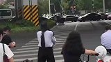 狗子在众目睽睽之下耍无赖