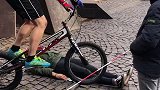 这些玩自行车的大汉一点都不怜香惜玉，对待这位德国美女太粗鲁了，美女有心理阴影了！德国