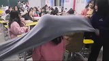 班长为了提升班级气氛，跟静电玩耍起来，毛毯拿下来时全场爆笑！