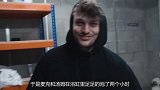 男人大胆尝试用墨水洗澡只为变健康小麦色，结果脱掉一层皮