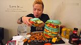 印度小哥野外炸香蕉，网友：忍了，炸菠萝，网友：忍不了！