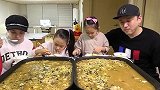 韩国梦幻家庭吃牡蛎豆芽米汤，全家抢着吃，超温馨