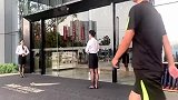 只要我们不尴尬，尴尬的就是他