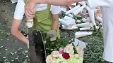 花农将卖不出去的花，全都用闸刀切碎