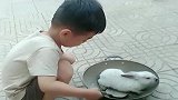 儿子到奶奶家第一天，就给我发来一段视频，这是要改善伙食吗