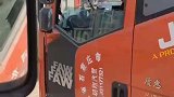 大货车司机无聊寻快乐，用气泵给饮料瓶充气