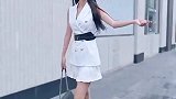 都说美女和雨季不搭，但这位小姐姐在雨中却更美了！