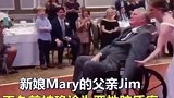 女儿在婚礼上与坐着轮椅的患癌父亲共舞