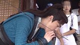 《庆余年》花絮，张若昀也很皮，片场表演花样吃葡萄，太逗了