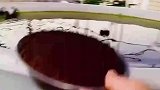 男子在自家屋顶研发鱼菜共生系统后实现自给自足，再没买过鱼和菜