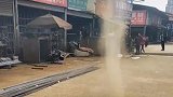 重庆：平地上突然刮起了小型龙卷风，一个接一个，好神奇呀
