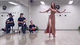 这美女跳个舞我还以为地板漏电了