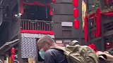 父女二人出游，爸爸抢到景区绣球现场再婚