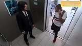 国外恶搞男子在电梯恶作剧旁人，不料遭到对方反击了！