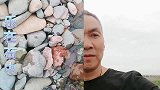 河道的边缘发现一块黄龙玉，它的肉质如果冻般透彻，太漂亮了