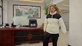 美女出门一趟，和狗打起来了，结局真是太逗了
