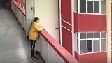 许昌高一女生在学校跳楼身亡 官方：未和老师发生冲突