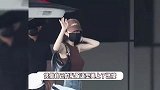 杨幂又带火一件单品了，渐变色牛仔又潮又时髦，一眼望去好长一条人