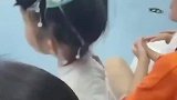 爸爸带姐姐在海洋馆玩，没想到偶遇自己儿子