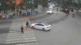 贵州遵义：母女过马路被撞倒卷入车底，路人20秒抬车救人