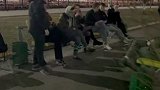 白俄罗斯：白俄罗斯本地学生晚上扎堆广场听中国戏剧