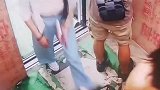 现在的小姑娘真开放，穿着吊带就出门，求电梯唯一男性的心理阴影