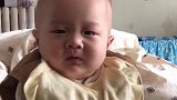 看到小宝宝这个表情，真是太搞笑了，猜猜宝宝在干嘛