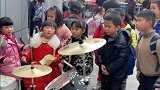 贵州凯里：男孩街头表演架子鼓引大合唱：这就是音乐的魅力