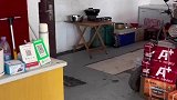 男子无聊，用拳头逗老婆