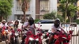 新郎新娘骑摩托结婚，新郎新娘很有趣
