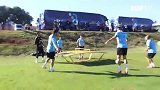 乌拉圭训练日记：轻松备战八强赛 用乒乓球桌踢足球你见过吗？