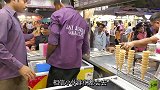 小伙街边卖“传统手艺”小吃，一份5元，一天能卖3000份